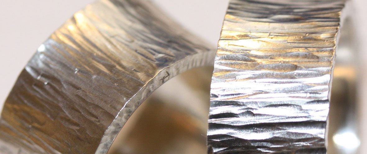 Ly93d3cuc2NobXVja2FrYWRlbWllLWtvZWxuLmRlL3dwLWNvbnRlbnQvdXBsb2Fkcy8yMDIzLzAxL2Jhbm5lcjE1LmpwZw== Jewelry design "intense"